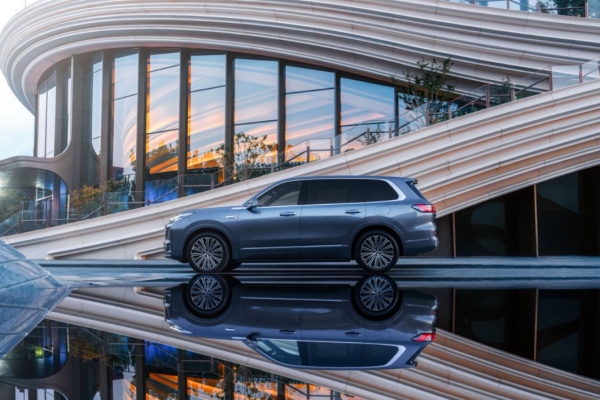 兴启网 成都车展看吉利银河M9，AI赋能的节能巨兽，馈电油耗低至4.8L